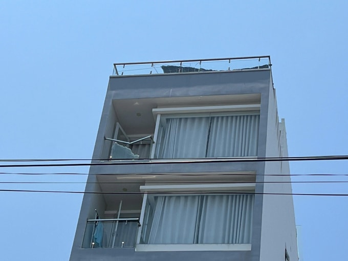 Khu vực tầng 7 tại căn hộ, nơi nạn nhân bị rơi xuống đất. Ảnh: Minh Khuê