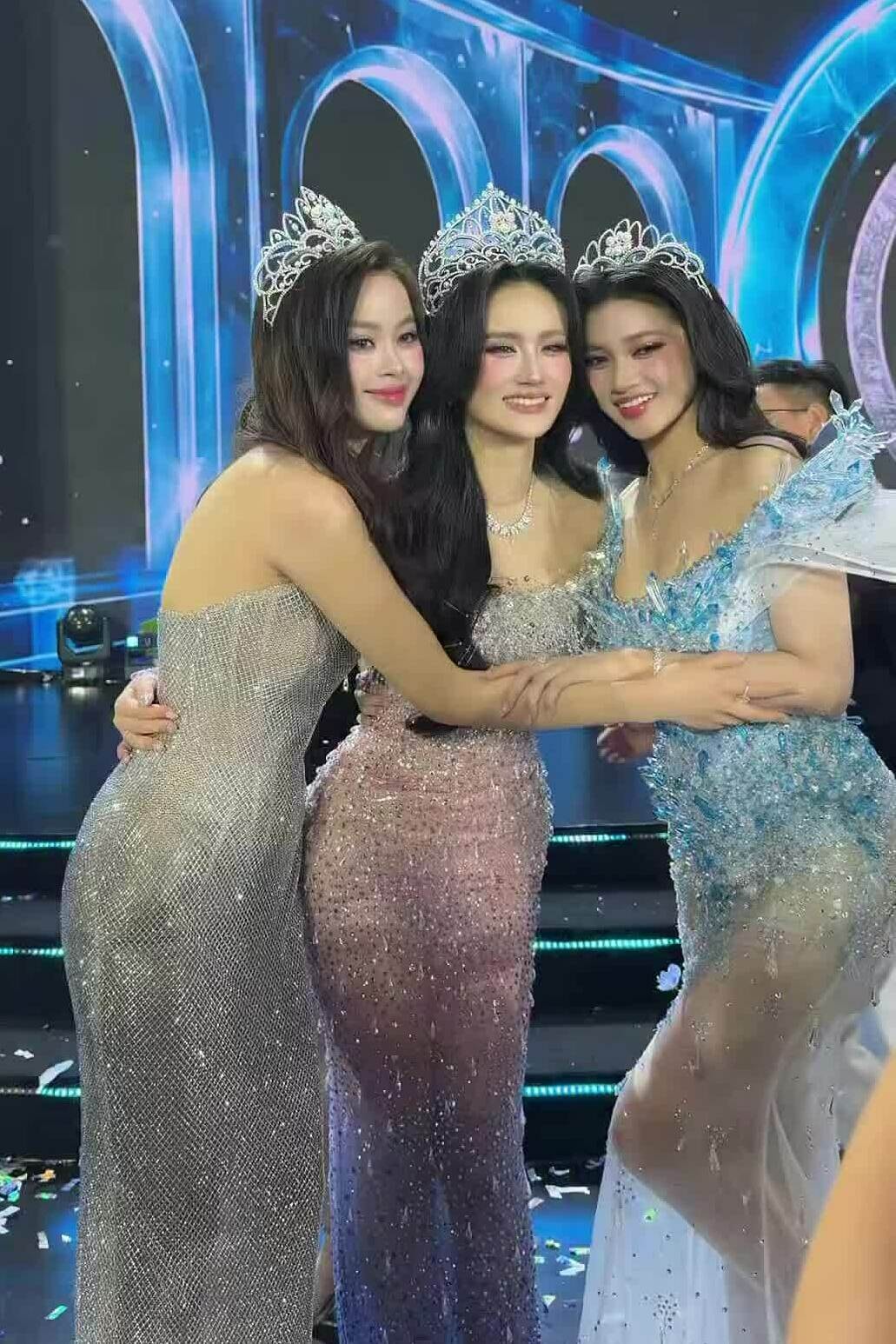 Khoảnh khắc Minh Kiên ở hậu trường Miss World Vietnam 2025