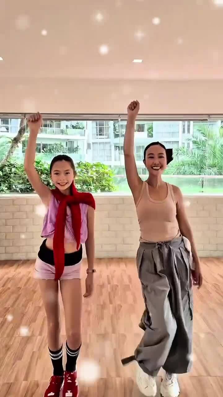 Con gái Đoan Trang nhảy múa bên mẹ