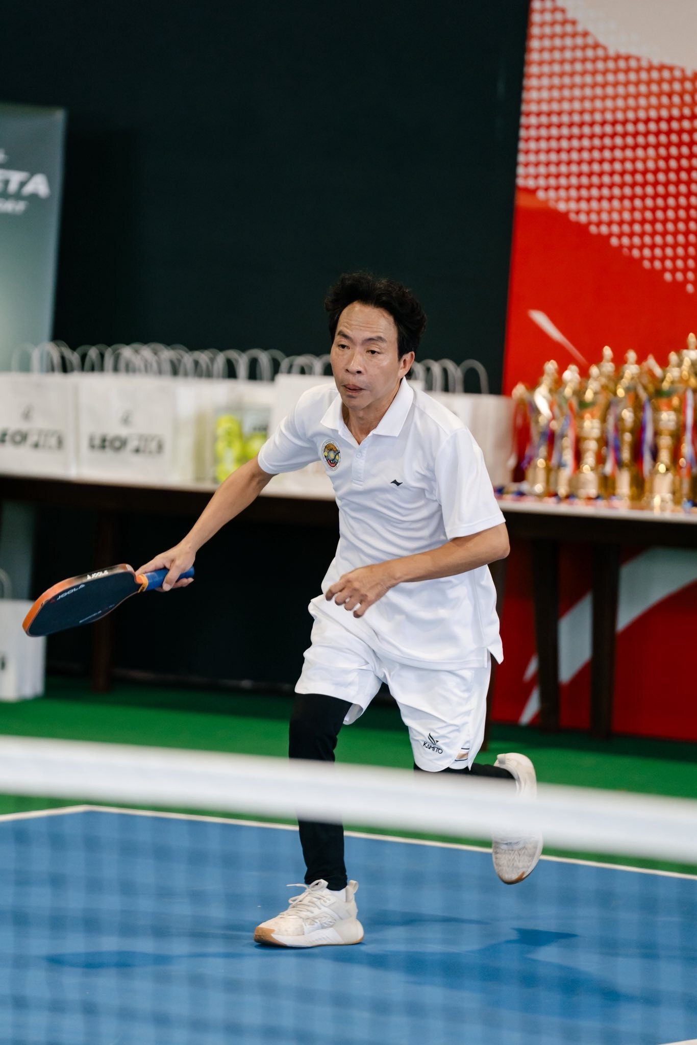 NSƯT Việt Hoàn sống năng động, thường xuyên tập luyện thể thao.