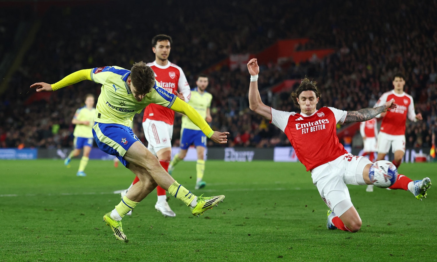 Thua sốc đội hạng Nhất, Arsenal tan mộng ăn 3 1 Thua sốc đội hạng dưới, Arsenal bị loại khỏi FA Cup