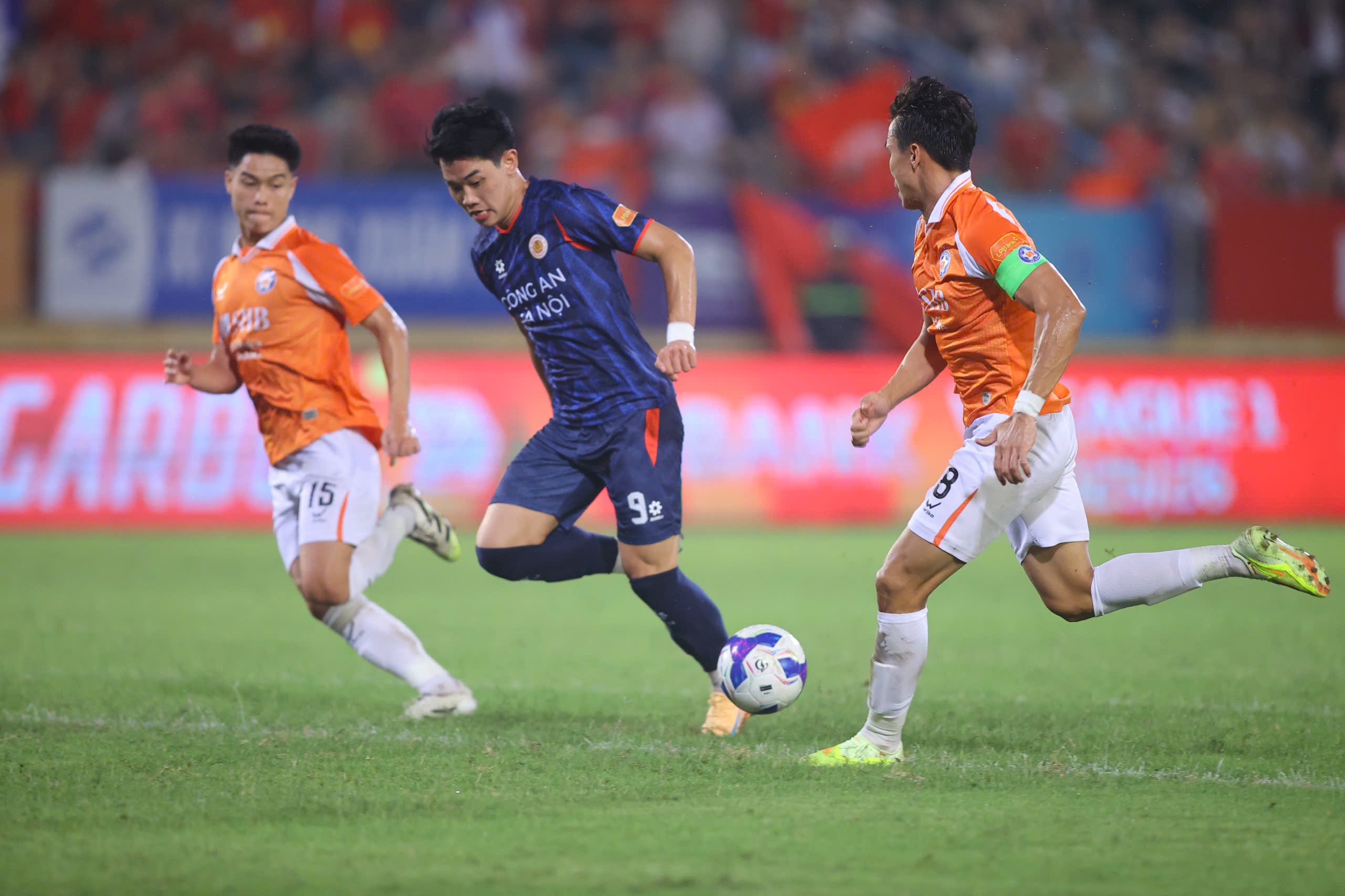 Đình Bắc ghi 2 bàn trong trận CLB Công an Hà Nội thắng Đà Nẵng 5-1.