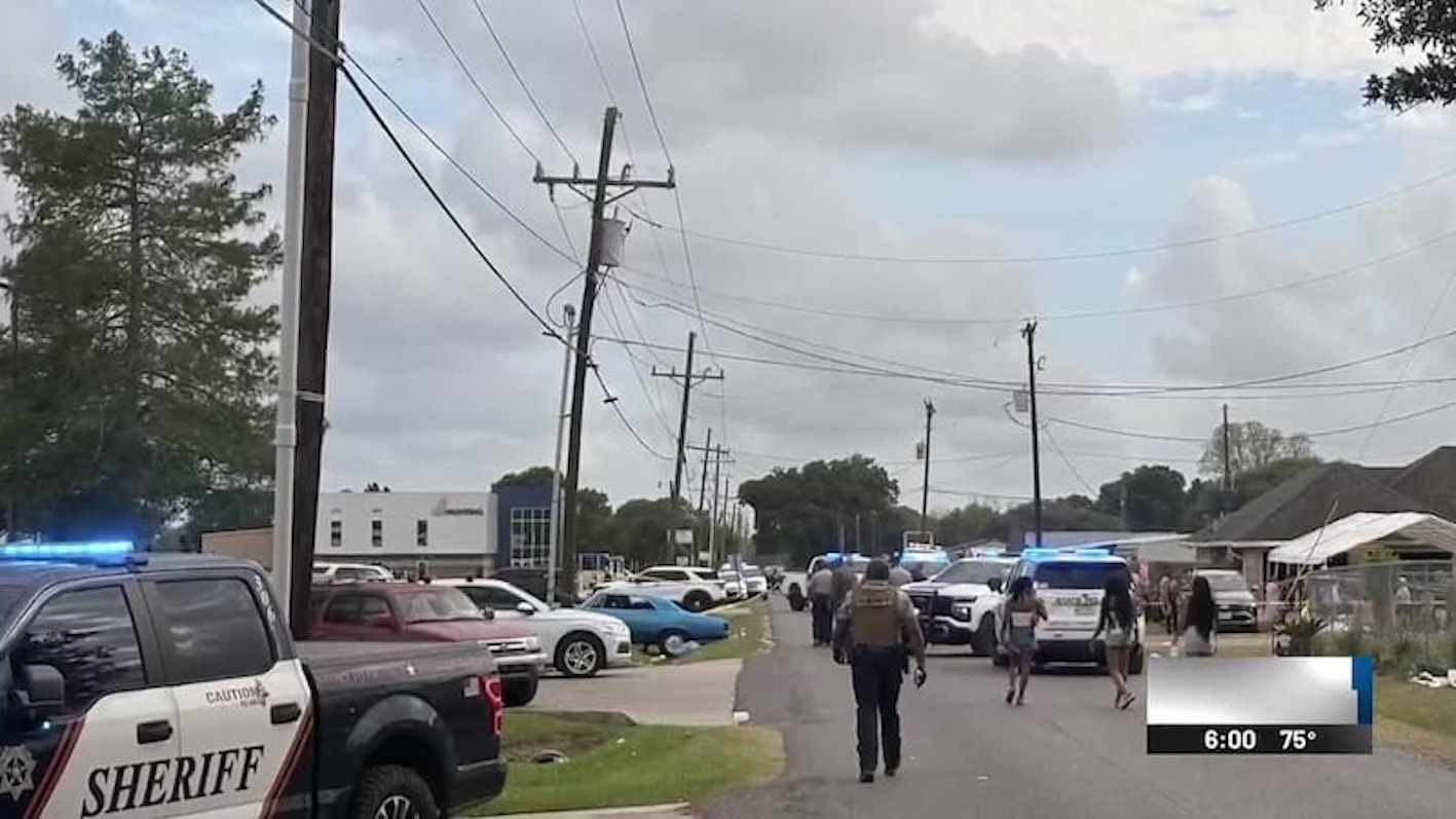 Hiện trường vụ đâm xe. Đám đông đã tập trung để xem cuộc diễu hành gần đường Captain Cade và Melancon ở New Iberia.