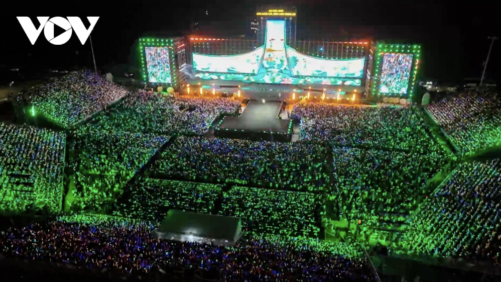 Đêm khai mạc là một concert giao thoa di sản và thời đại thể hiện tinh thần đổi mới trong cách tiếp cận nội dung chính luận nghệ thuật của Đài Tiếng nói Việt Nam và tỉnh Quảng Ninh. Đặc biệt, bên cạnh sự xuất hiện của các nghệ sĩ gạo cội trưởng thành từ môi trường nghệ thuật của Đài Tiếng nói Việt Nam như NSND Thanh Hoa, NSƯT Hoàng Thanh, NSƯT Đăng Dương, NSƯT Hoàng Tùng… Concert có sự góp mặt của các nghệ sĩ trẻ Trúc Nhân, Hòa Minzy, Phạm Anh Duy, Rapper Double2T, Hoàng Bách, Nguyễn Ngọc Anh, Thu Thủy…