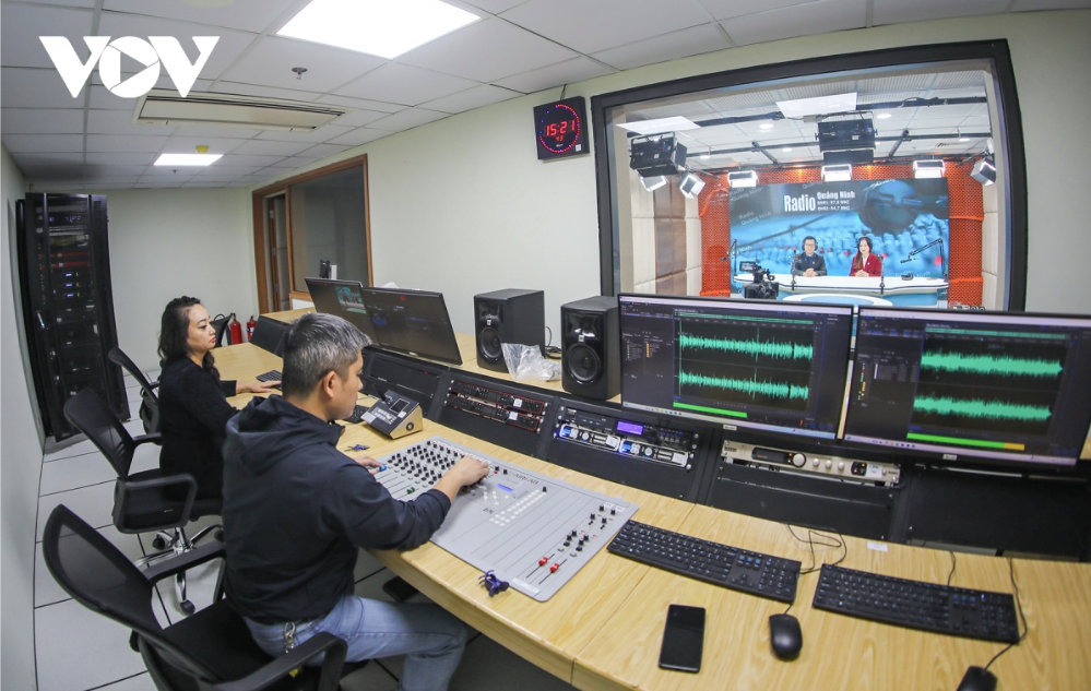 Trước khi diễn ra đêm khai mạc, hàng loạt các hoạt động nghiệp vụ trong khuôn khổ Liên hoan bắt đầu từ ngày 9/4. Được mong chờ nhất là phần thi phát thanh trực tiếp từ 8h ngày 9/4 đến 13h ngày 12/4 tại Báo và PTTH Quảng Ninh, thể loại phát thanh hấp dẫn hứa hẹn những phần thi ấn tượng từ các đoàn tham gia.