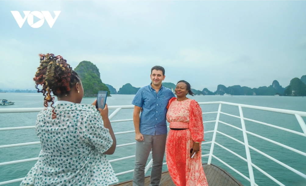 Các đoàn tham dự Liên hoan cũng tham gia nhiều hoạt động tham quan, trải nghiệm tại 2 di sản thế giới của Quảng Ninh là vịnh Hạ Long và Yên Tử. Từ ngày 9-12/4, Ban giám khảo sẽ tiến hành chấm Chung khảo các tác phẩm dự thi. Đáng chú ý, lần đầu tiên hạng mục podcast có sự tham gia của nhiều giám khảo quốc tế đến từ Hiệp hội Phát thanh Truyền hình châu Á - Thái Bình Dương (ABU), Đài Phát thanh Truyền hình Australia (ABC).