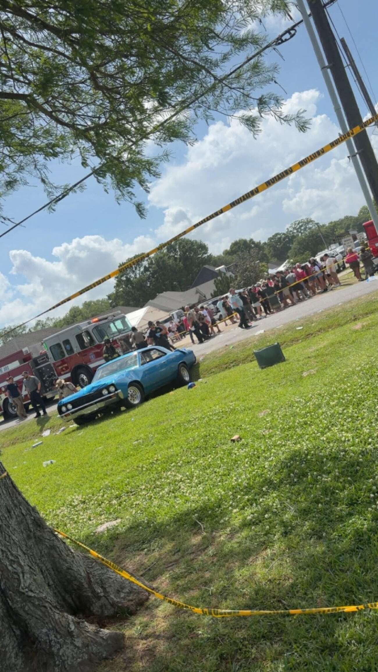 Chiếc xe gây tai nạn. Các video đăng trên mạng xã hội cho thấy cảnh tượng hỗn loạn, nhiều người nằm trên mặt đất gần chiếc xe màu xanh. (Ảnh: Fox)