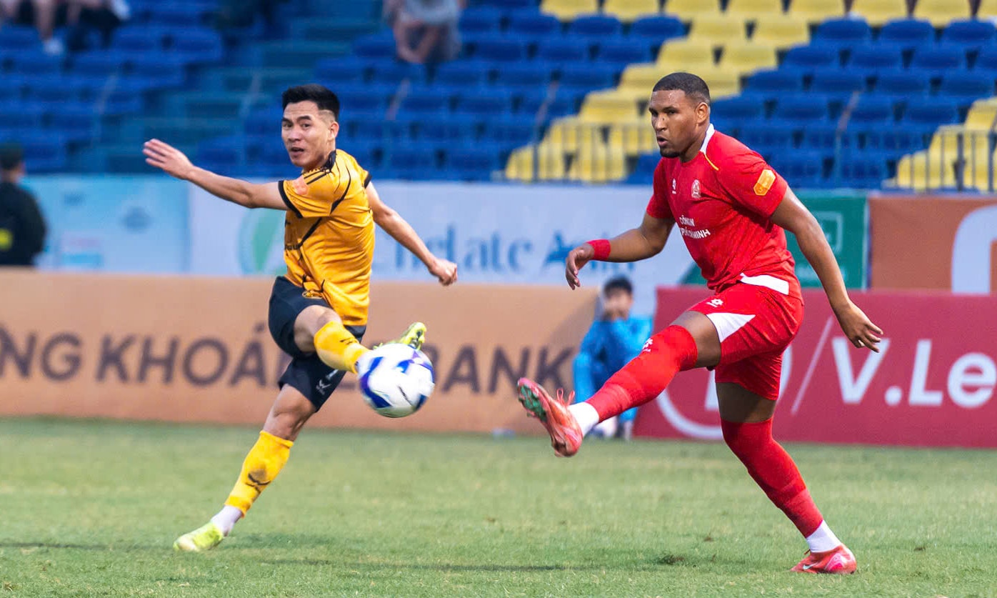 CLB Thanh Hoá (áo vàng) đánh bại CA TP.HCM.