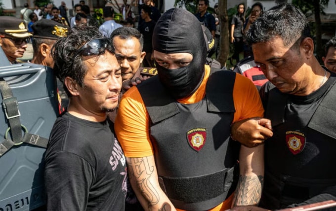 Paea I Middlemore Tupou, một trong ba người đàn ông bị buộc tội giết người trong vụ xả súng vào công dân Australia, được dẫn giải trở lại nhà tù sau khi bị các công tố viên thẩm vấn ở Bali vào tháng 10/2025. Ảnh: AFP