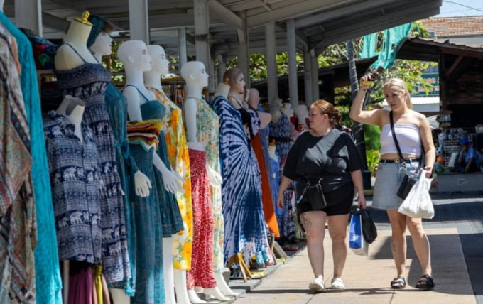 Du khách dạo bước trong khu mua sắm ở Seminyak, Bali. Ảnh: EPA