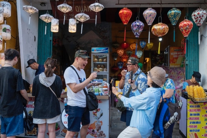 Khách nước ngoài thưởng thức ẩm thực tại Hội An cuối tháng 3/2026. Ảnh: Nguyễn Đông