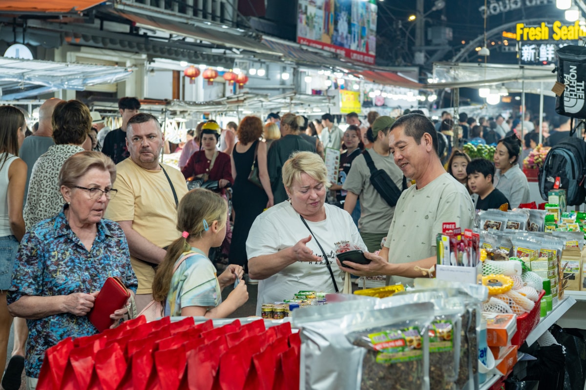 Khách nước ngoài đi chợ đêm Phú Quốc tháng 1/2026. Ảnh: Trương Phú Quốc