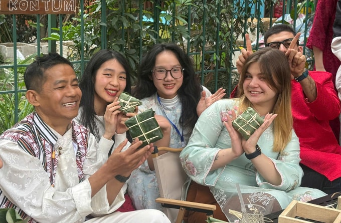 Aleksandra, 24 tuổi, người Nga tham gia hoạt động gói bánh chưng dịp Tết tại lớp học, tháng 2/2026. Ảnh: Nhân vật cung cấp