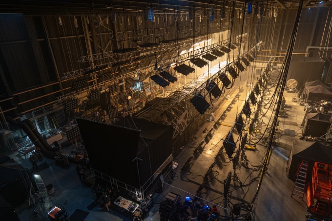 Dàn đèn chiếu sáng bên ngoài bối cảnh đường hầm phim Project Hail Mary. Ảnh: Tamás Papps