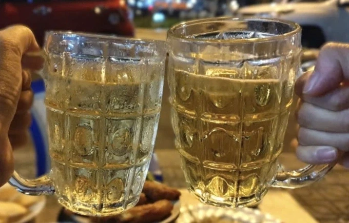 Cồn (ethanol) thực chất là chất ức chế hệ thần kinh trung ương. Ảnh: Anh Thư