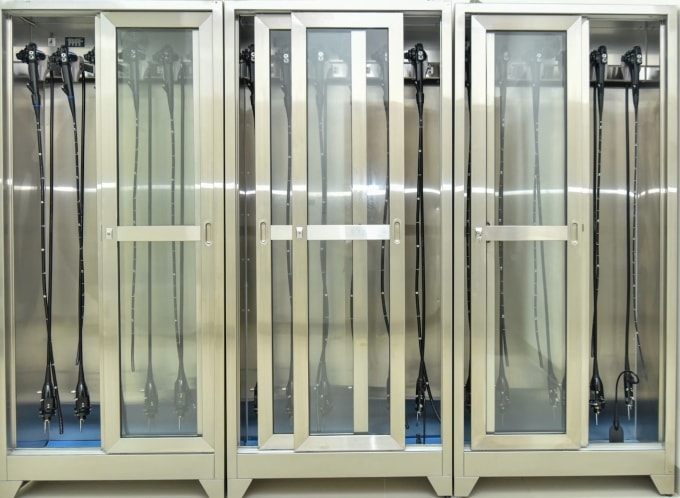 Ống nội soi được lưu trữ trong tủ chuyên dụng sau khi làm sạch và sấy khô. Ảnh: Bệnh viện cung cấp