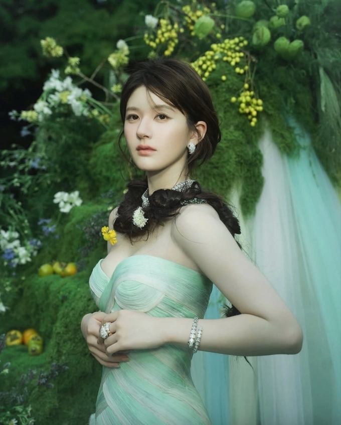 Triệu Lộ Tư trong bộ ảnh chụp cho sự kiện Vogue Forces of Fashion tháng 10/2024. Ảnh: Weibo Zhao Lusi