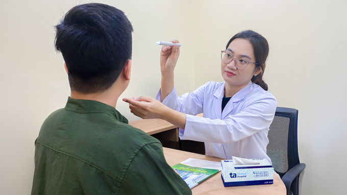 Bác sĩ đang kiểm tra tình trạng da cho người bệnh. Ảnh minh họa: Phòng khám Đa khoa Tâm Anh Quận 7