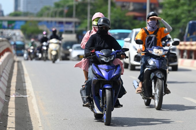 Các gam màu tối thường hấp thụ bức xạ UV tốt hơn màu sáng, giúp giảm lượng tia đi vào da. Ảnh: Giang Huy