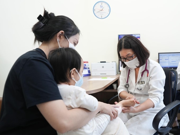 Bác sĩ khám cho bệnh nhi giữa cao điểm dịch tay chân miệng. Ảnh: Bệnh viện Đa khoa Tâm Anh