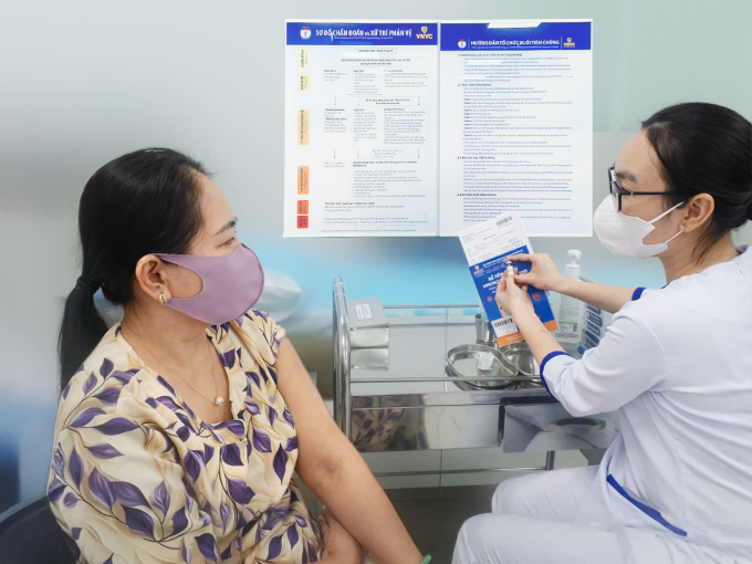 Chị Nguyễn Thị Hiệp, 54 tuổi, ở xã Hàm Liêm, Lâm Đồng, tiêm vaccine dại tại VNVC Phan Thiết ngày 29/3. Ảnh: Thu Ngân