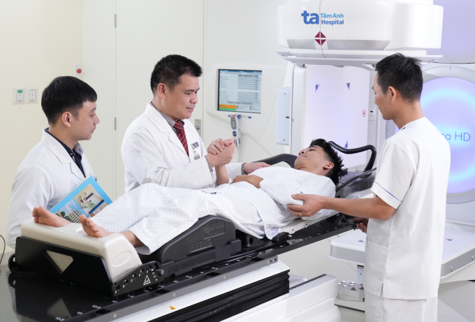 Bác sĩ động viên người bệnh ung thư di căn xương xạ trị. Ảnh: Bệnh viện Đa khoa Tâm Anh Hà Nội