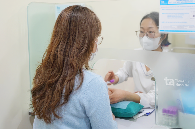 Người bệnh thực hiện xét nghiệm máu để phát hiện virus viêm gan D. Ảnh: Bệnh viện Đa khoa Tâm Anh