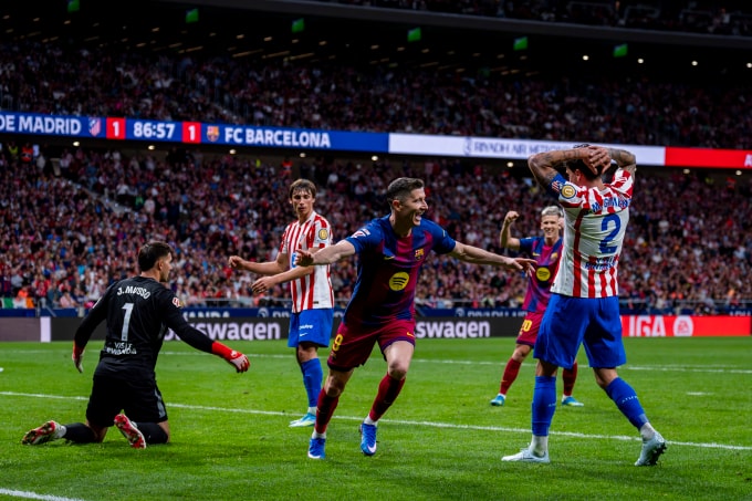 Robert Lewandowski ăn mừng sau khi ghi bàn vào lưới Atletico Madrid ở vòng 30 La Liga, trên sân Metropolitano, Madrid, Tây Ban Nha ngày 4/4/2026. Ảnh: Reuters