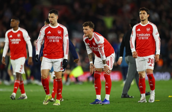 Các cầu thủ Arsenal thất vọng sau khi thua Southampton ở tứ kết Cup FA, trên sân St Marys ngày 4/4/2026. Ảnh: Reuters