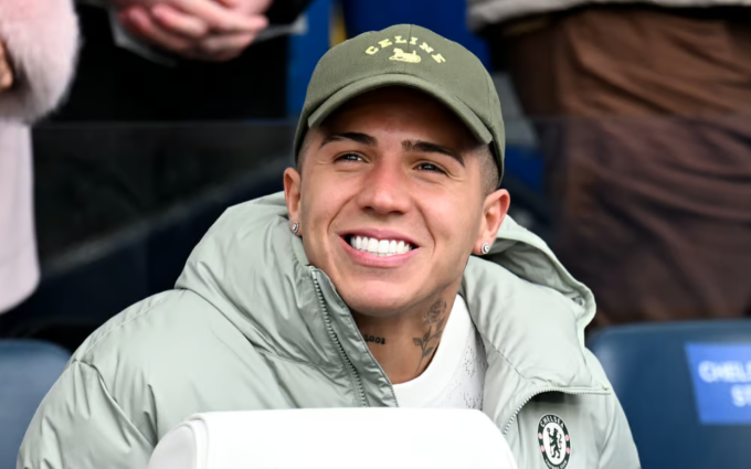 Enzo Fernandez tươi cười trên băng ghế dự bị. Ảnh: Chelsea FC