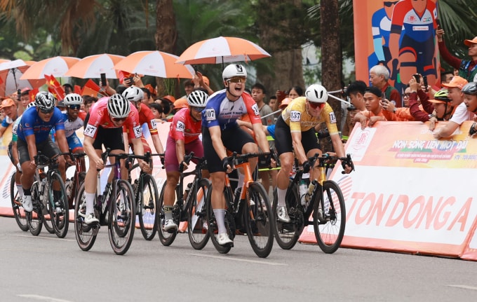 Zachary Patrick Patterson (số đeo 107) hét lớn khi vượt qua vạch đích ở chặng 3 quanh hồ Hoàn Kiếm, Hà Nội của giải xe đạp toàn quốc tranh Cup Truyền hình HTV 2025, trưa 5/4. Ảnh: Đức Đồng