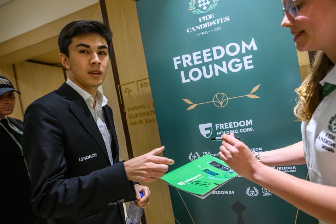 Javokhir Sindarov ký tặng người hâm mộ sau vòng 6 Candidates tại Cyprus ngày 4/4/2026. Ảnh:FIDE