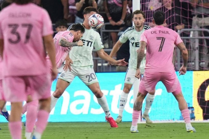 Messi đánh đầu ghi bàn trong trận Inter Miami 2-2 Austin ở vòng sáu MLS tối 4/4. Ảnh: AP