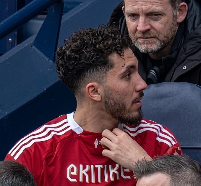 Cherki mặc áo Ekitike trên ghế dự bị trong trận Man City thắng Liverpool 4-0, ở tứ kết Cup FA trên sân Etihad, thành phố Manchester, Vương quốc Anh ngày 4/4/2026. Ảnh: Daily Mail