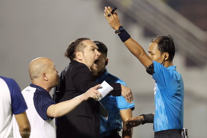 Trọng tài Lê Vũ Linh (phải) truất quyền chỉ đạo của HLV Thanh Hóa Velizar Popov ở trận hòa CLB TP HCM 2-2 tại vòng 13 V-League 2024-2025, trên sân Thống Nhất tối 14/2. Ảnh: Đức Đồng