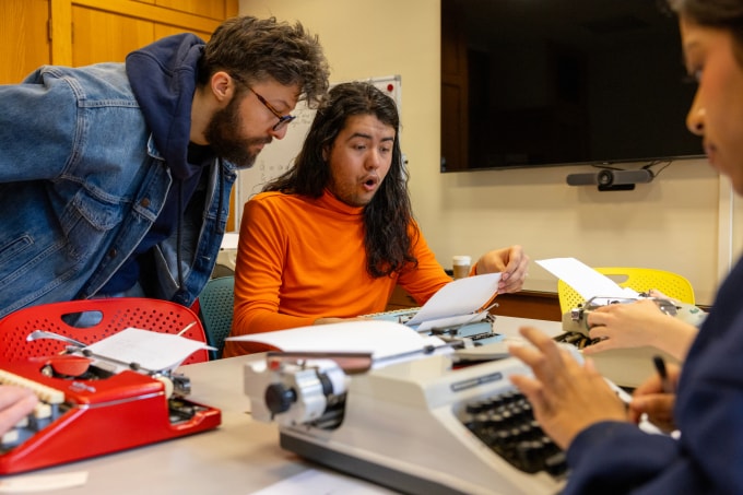 Nicolau Spadoni, trợ giảng tại Đại học Cornell ở New York, hướng dẫn sinh viên sử dụng máy đánh chữ. Ảnh: AP