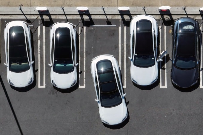 Các xe Tesla tại trạm sạc siêu nhanh. Ảnh: TNS