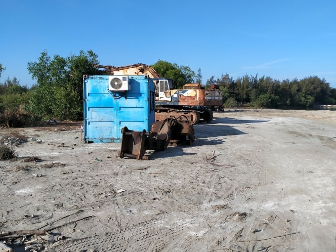 Xe thi công nằm ngổn ngang tại dự án KDL sinh thái biển Lạc Việt. Ảnh: Khải Nguyên