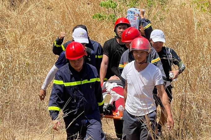 Cảnh sát khiêng người bị nạn xuống chân núi Dinh. Ảnh: Công an TP HCM