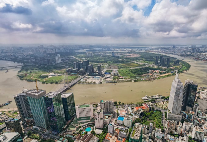 Khu đô thị mới Thủ Thiêm nhìn từ trung tâm TP HCM, tháng 7/2025. Ảnh: Quỳnh Trần