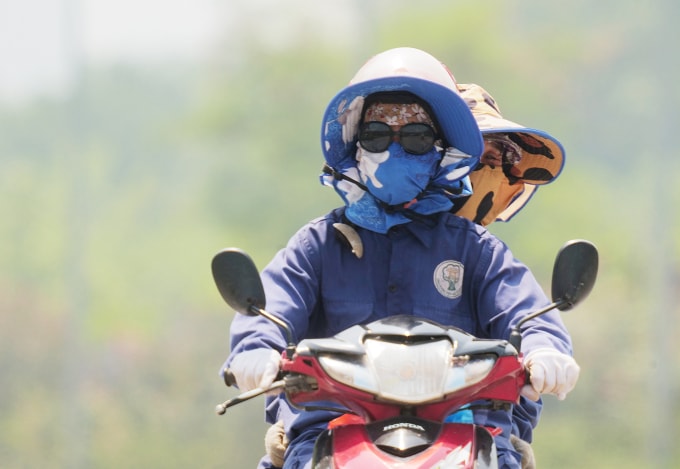 Nắng nóng, người dân tham gia giao thông trên Đại Lộ Thăng Long, Hà Nội. Ảnh: Ngọc Thành