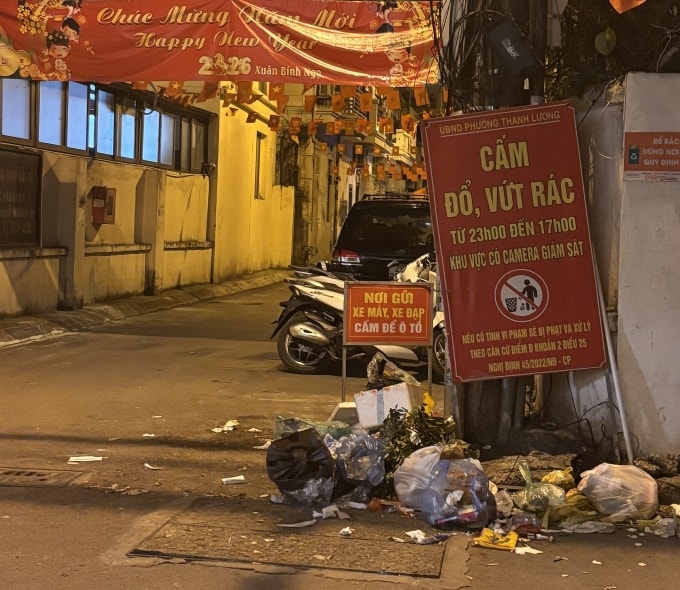 Đống rác chình ình trước cổng khu dân cư văn hóa. Ảnh: nhân vật cung cấp