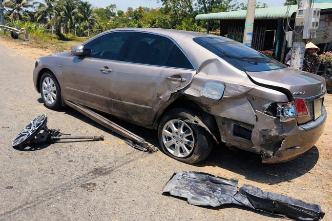 Ôtô Camry bị hư hỏng sau cú tông. Ảnh: Minh Bằng