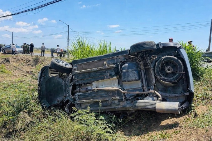 Ôtô lật nghiêng bên vệ đường sau tai nạn. Ảnh: Minh Bằng