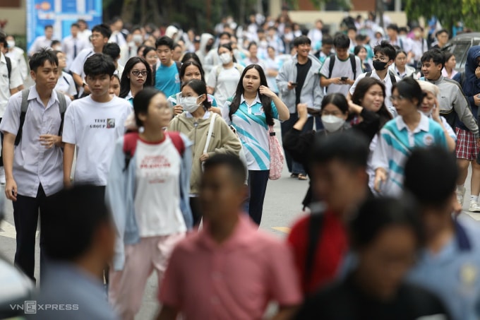 Thí sinh ra về sau khi kết thúc giờ thi. Ảnh: Lệ Nguyễn