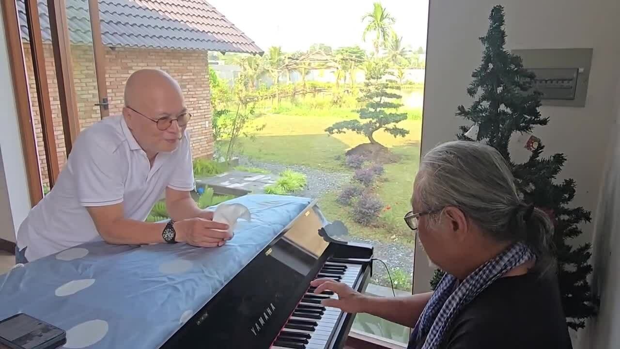 Bạn bè đến chơi nhà Tạ Minh Tâm