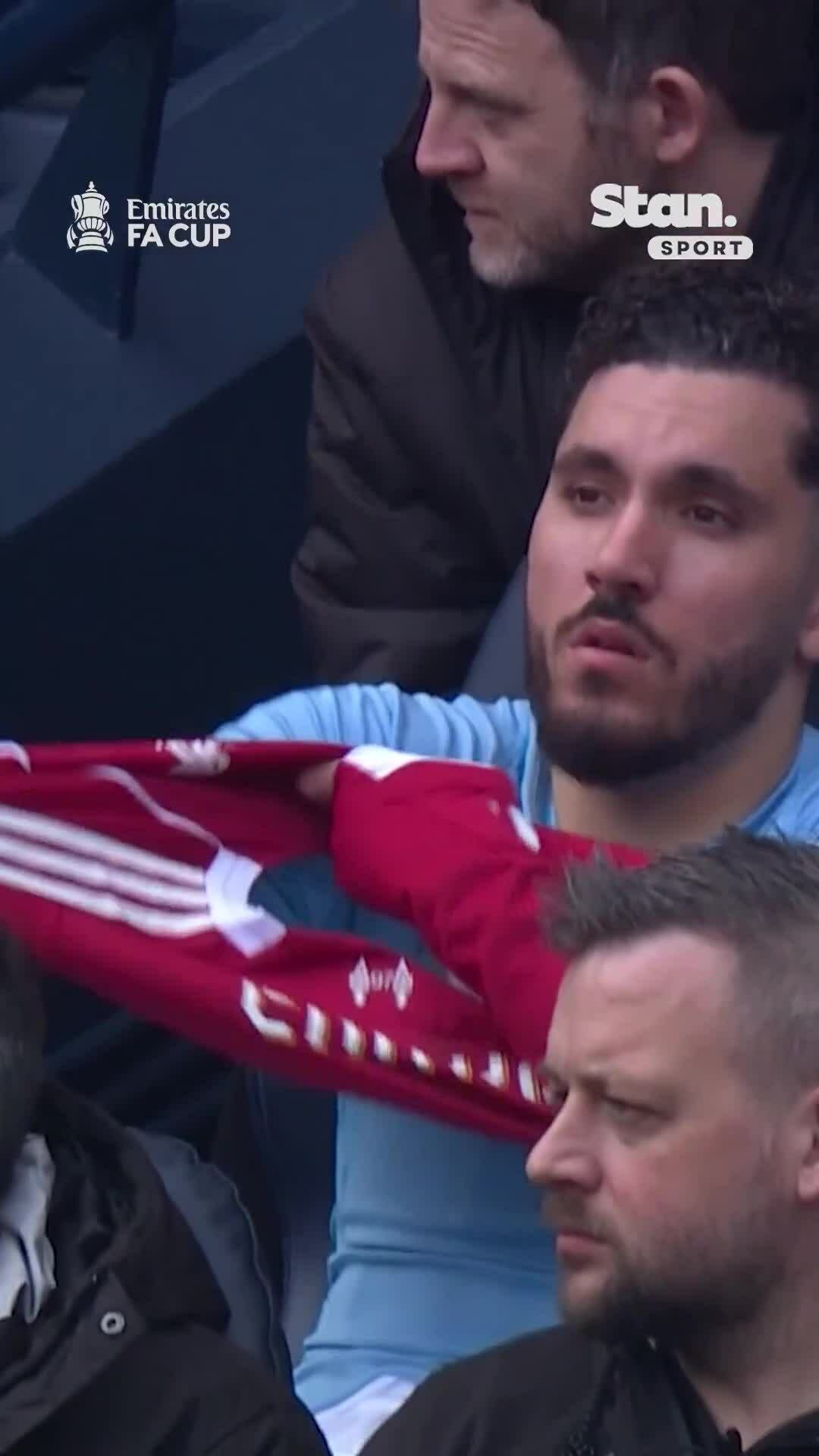 Ekitike bị chỉ trích vì đổi áo giữa trận thua đậm Man City