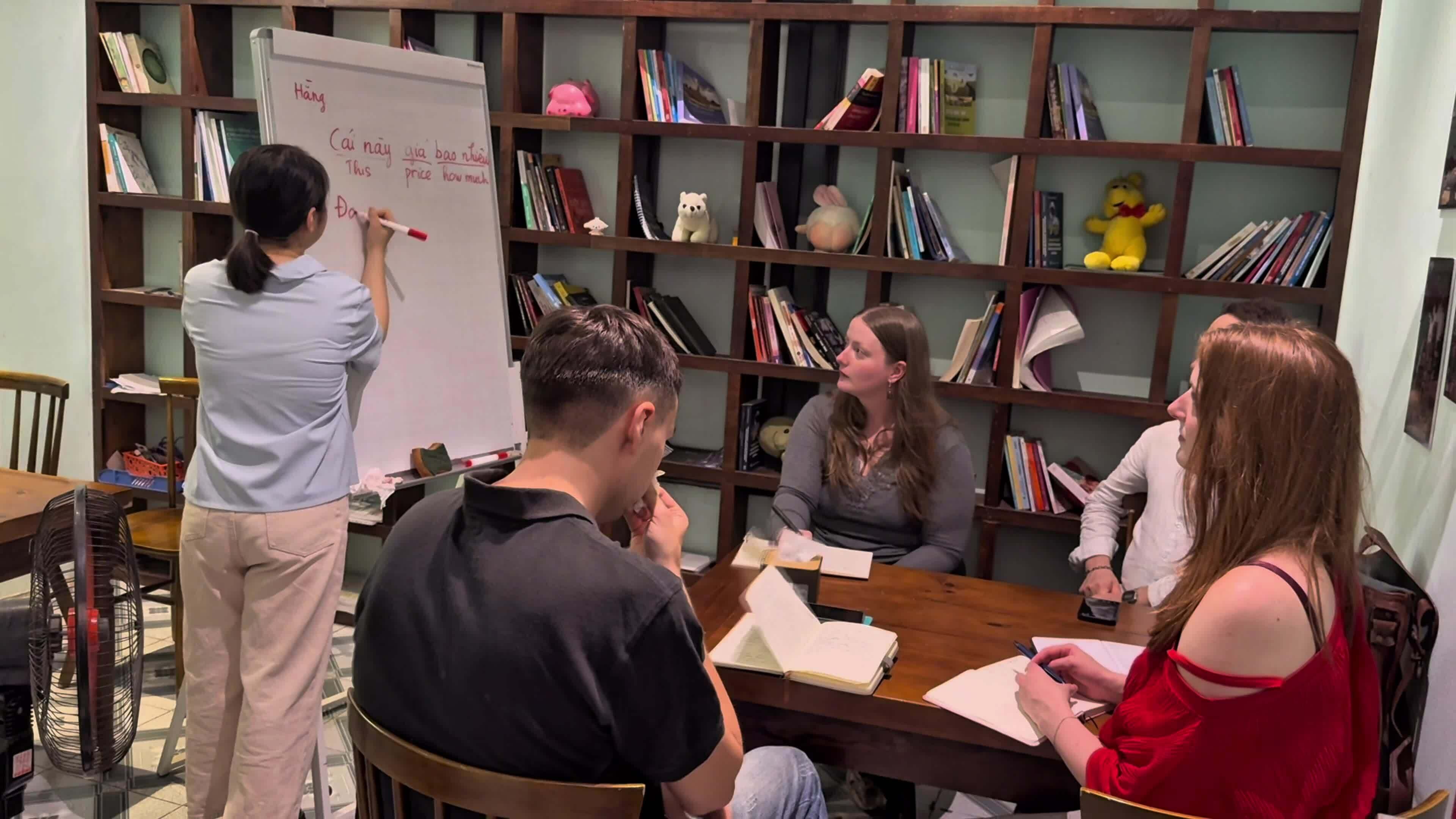 Lớp học 'nhập gia tùy tục' miễn phí cho người nước ngoài