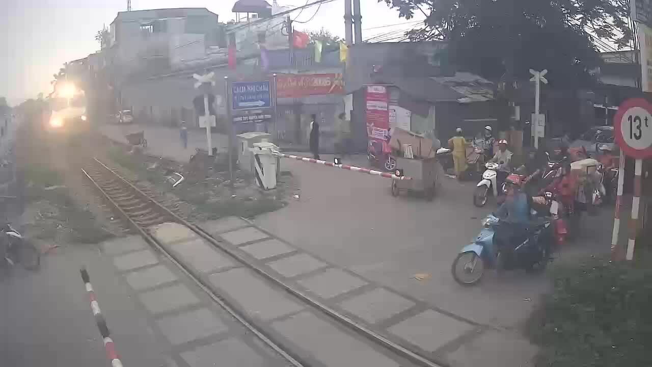 Suýt mất mạng khi vừa nghe điện thoại vừa băng qua đường sắt