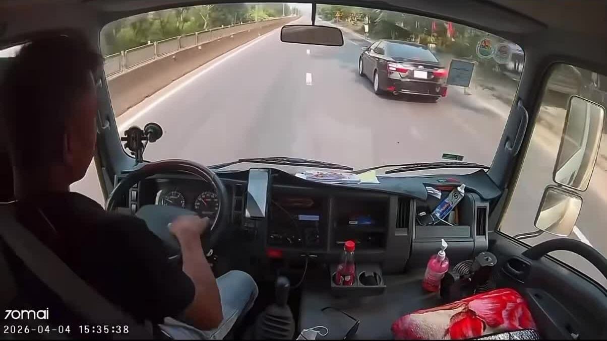 Tài xế dừng xe giữa quốc lộ cứu bé gái băng qua đường